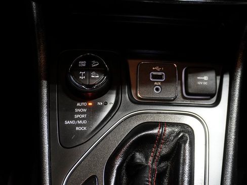 Used 2020 Jeep Cherokee Trailhawk image 23