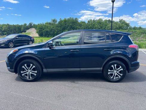 Used 2018 Toyota RAV4 LE AWD/4WD image 2