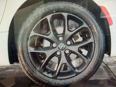 Used 2025 Chrysler Pacifica Limited FWD image 12