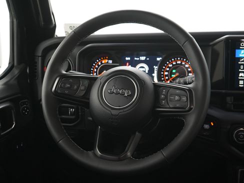 Used 2025 Jeep Wrangler Unlimited Rubicon w/ Convenience Group AWD/4WD image 14
