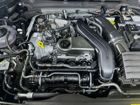 Used 2025 Volkswagen Taos SE image 34