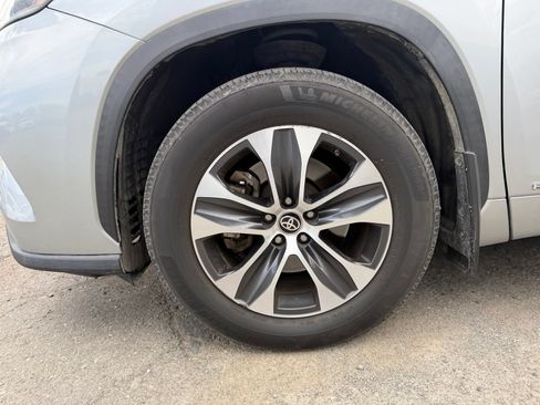 Used 2020 Toyota Highlander XLE AWD/4WD image 9