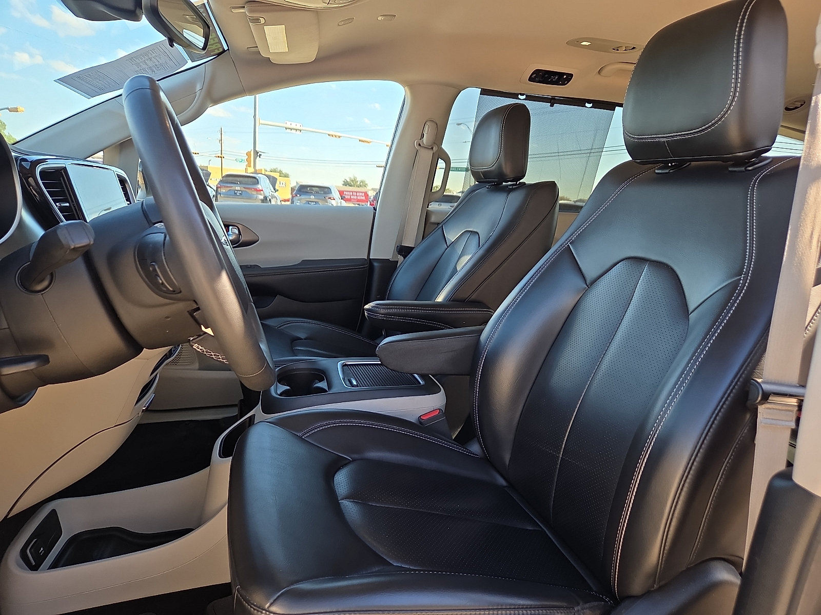 Used 2023 Chrysler Pacifica Touring-L FWD image 11