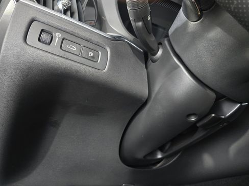 Used 2018 Volvo XC60 T8 R-Design image 14