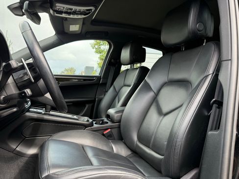 Certified 2024 Porsche Macan image 5