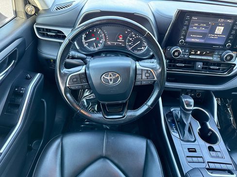 Used 2020 Toyota Highlander XLE image 17