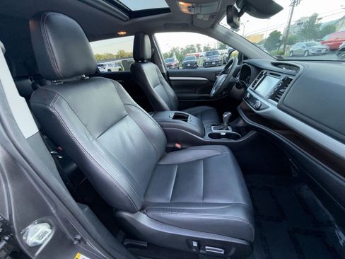 Used 2019 Toyota Highlander XLE AWD/4WD image 28