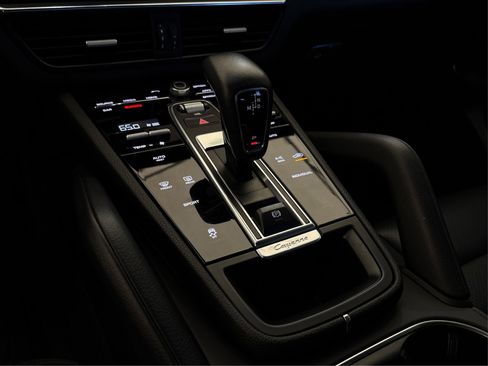 Used 2022 Porsche Cayenne image 28