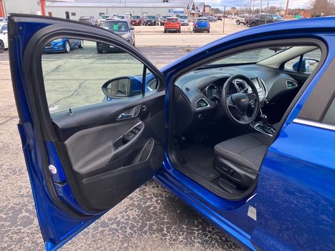 Used 2017 Chevrolet Cruze LT w/ Convenience Package image 9