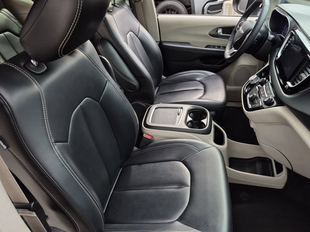 Used 2023 Chrysler Pacifica Touring-L FWD image 21
