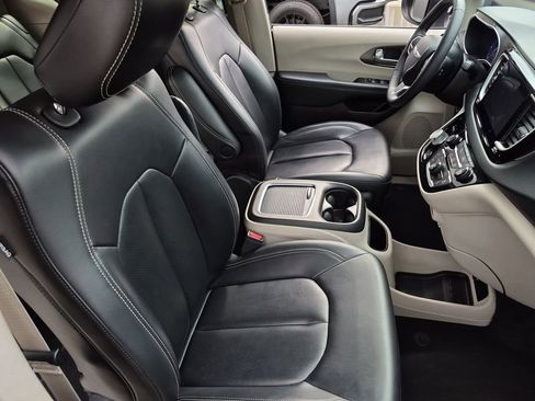 Used 2023 Chrysler Pacifica Touring-L FWD image 21