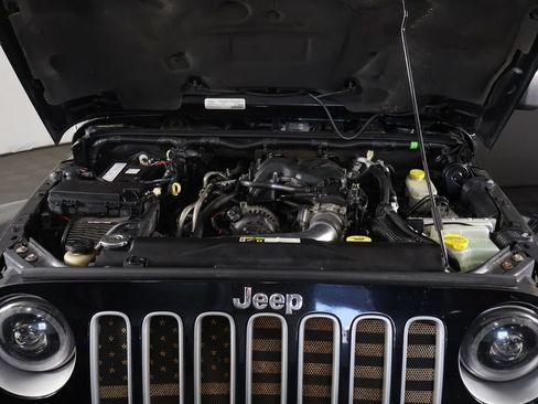 Used 2016 Jeep Wrangler Unlimited Sahara w/ Connectivity Group AWD/4WD image 16