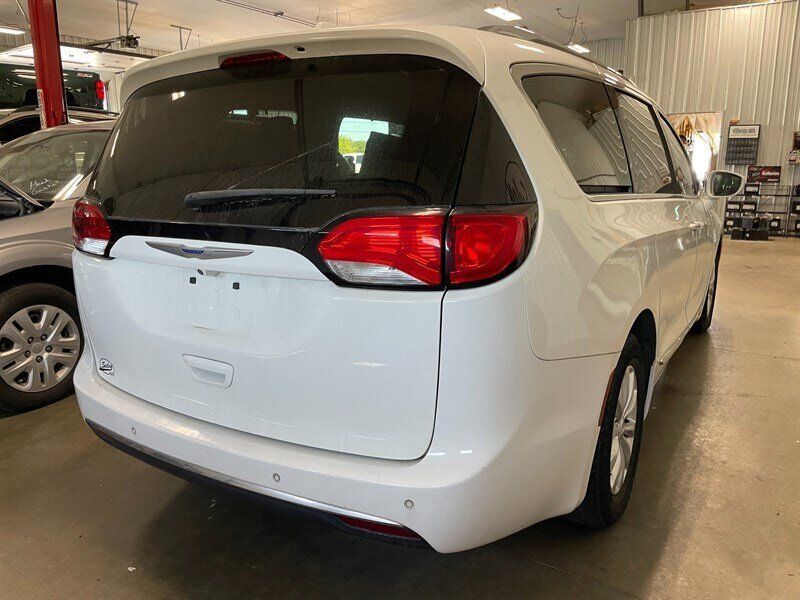 Used 2019 Chrysler Pacifica Touring-L FWD image 6