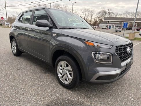 Certified 2025 Hyundai Venue SE image 4