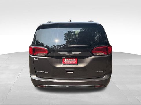 Used 2020 Chrysler Pacifica Limited FWD image 4