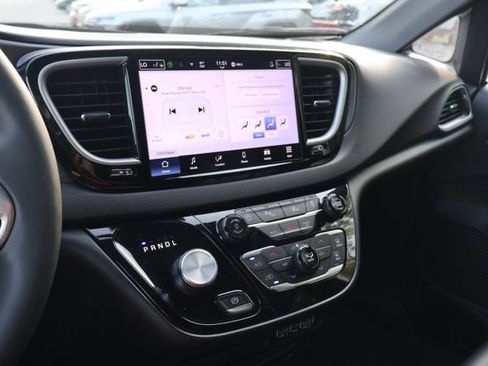 Used 2025 Chrysler Pacifica Select FWD image 12