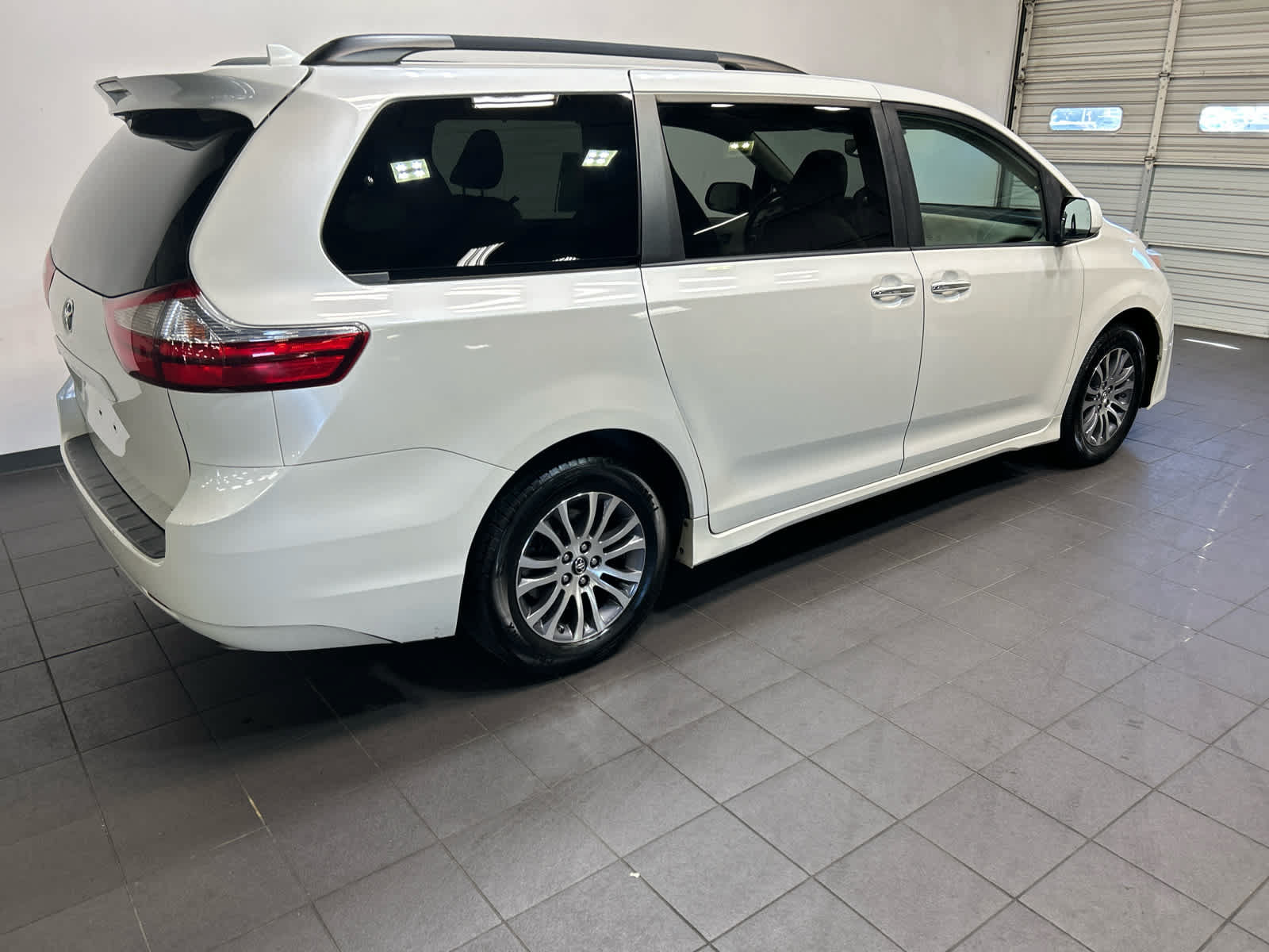 Used 2019 Toyota Sienna XLE FWD image 5