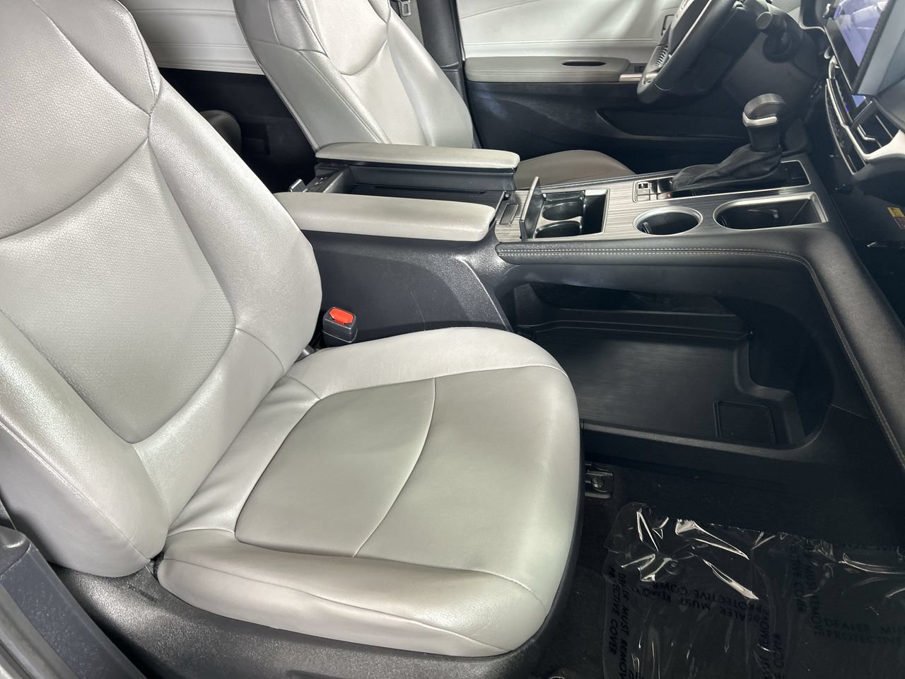 Used 2025 Toyota Sienna XLE FWD image 27