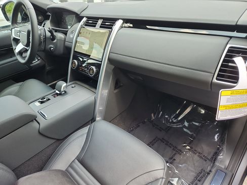 Used 2025 Land Rover Discovery S image 29