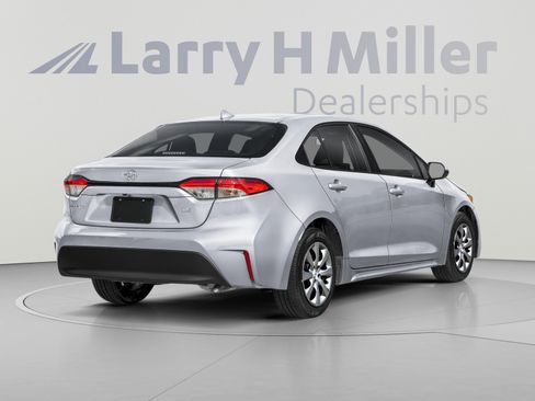 Used 2025 Toyota Corolla LE FWD image 2