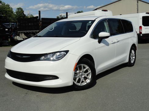 Used 2023 Chrysler Voyager LX FWD image 1