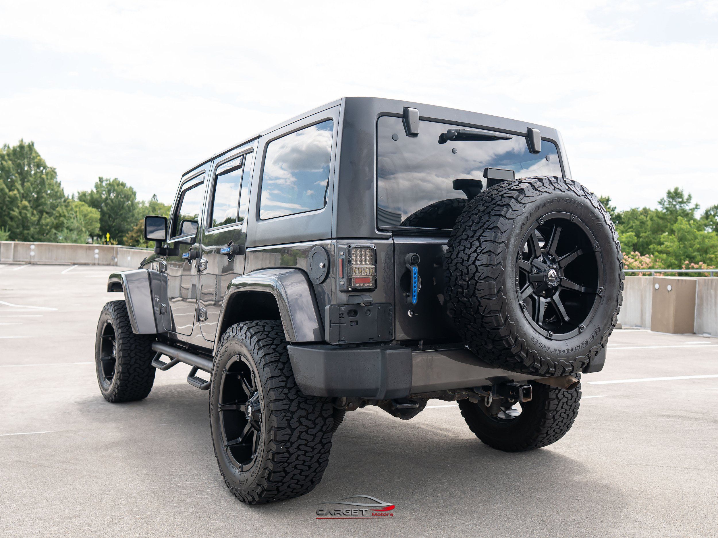 Used 2017 Jeep Wrangler Unlimited Sahara w/ Connectivity Group AWD/4WD image 5