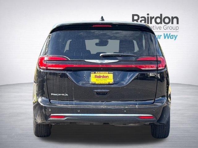Used 2024 Chrysler Pacifica Touring-L FWD image 5