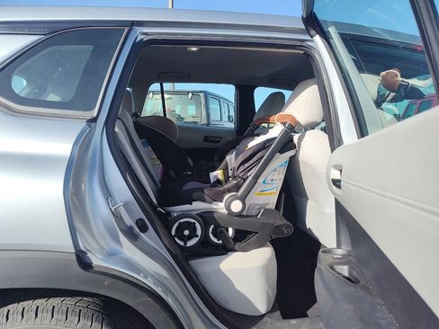 Used 2022 Toyota Corolla Cross L image 11