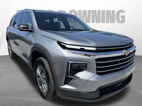 Used 2025 Chevrolet Traverse LT FWD image 3