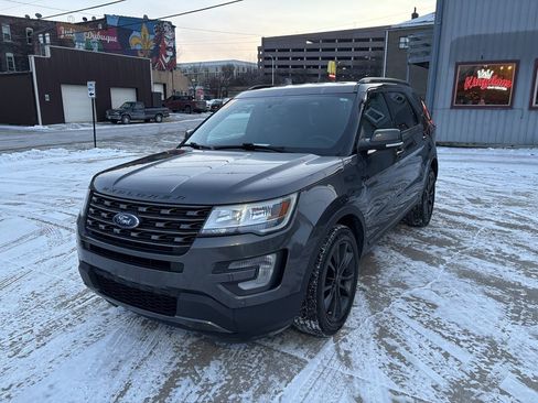 Used 2017 Ford Explorer XLT w/ XLT Appearance Package image 3