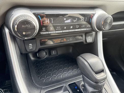 Used 2021 Toyota RAV4 XLE image 30