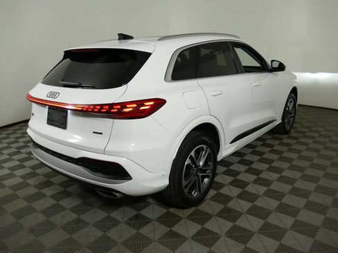 Certified 2025 Audi Q5 Premium w/ Convenience Package AWD/4WD image 3