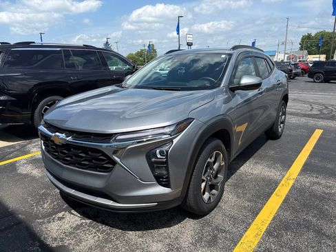Used 2024 Chevrolet Trax LT w/ Driver Confidence Package FWD image 1