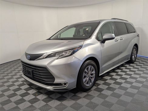 Certified 2023 Toyota Sienna XLE image 1