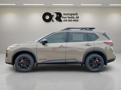 Used 2025 Nissan Rogue SV image 3