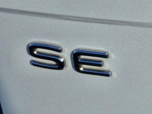 Certified 2022 Volkswagen Tiguan SE R-Line FWD image 33