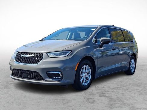 Used 2023 Chrysler Pacifica Touring-L FWD image 3