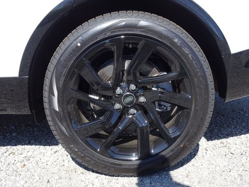 New 2025 Land Rover Discovery Dynamic SE image 6