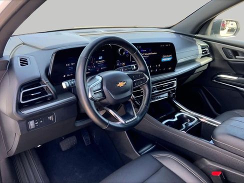Used 2025 Chevrolet Traverse LT FWD image 17