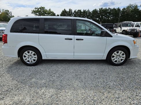 Used 2019 Dodge Grand Caravan SE w/ UConnect Hands-Free Group image 6