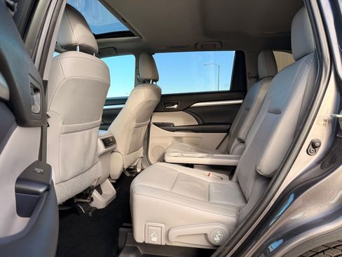 Used 2014 Toyota Highlander XLE image 32
