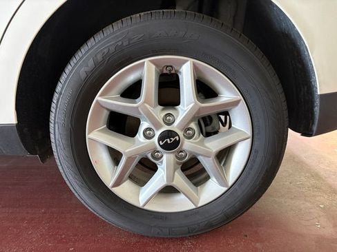 Used 2025 Kia Soul LX w/ LX Technology Package FWD image 16
