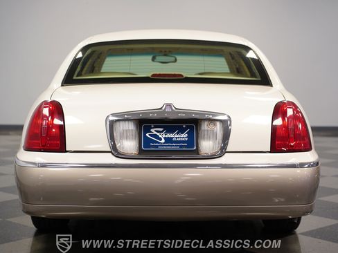 Used 2000 Lincoln Town Car Signature RWD image 26