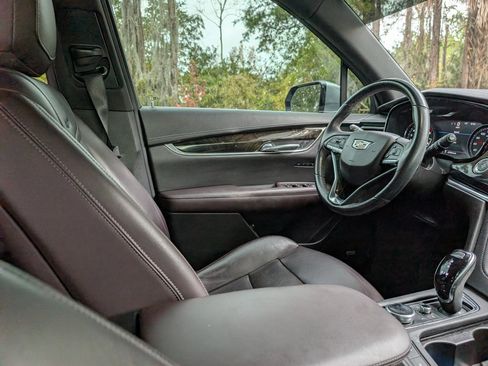 Used 2022 Cadillac XT6 Premium Luxury w/ Technology Package image 12