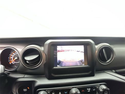 Used 2022 Jeep Gladiator Willys image 17