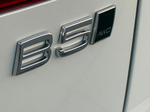 New 2026 Volvo XC60 B5 Core w/ Protection Package Premier image 9