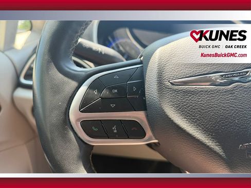 Used 2024 Chrysler Pacifica Touring-L FWD image 17