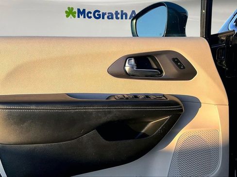 Used 2022 Chrysler Pacifica Touring-L image 19