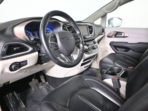 Used 2018 Chrysler Pacifica Touring-L image 24