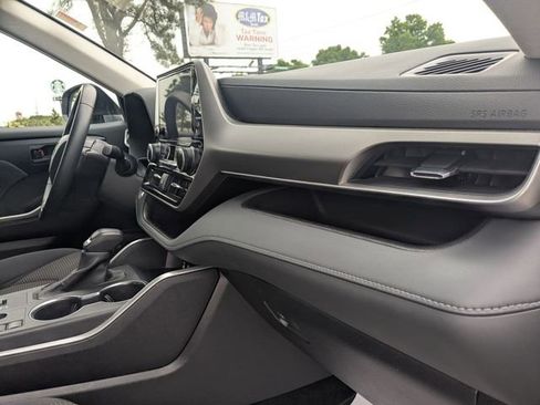 Used 2025 Toyota Highlander LE FWD image 35